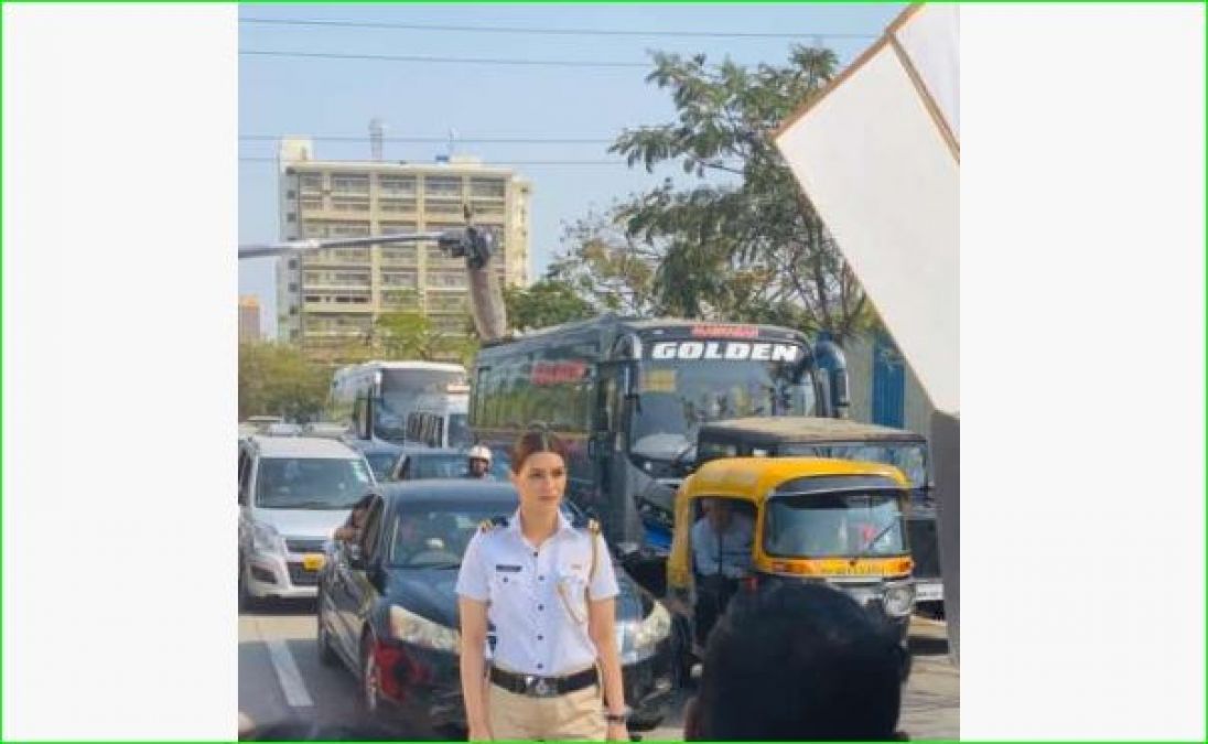 Kriti Sanon seen in traffic police's look, pictures going viral