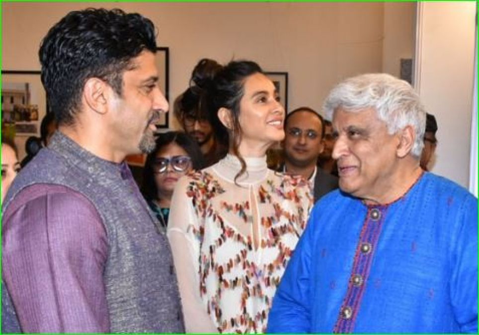 Farhan gives special performance on Papa Javed's birthday