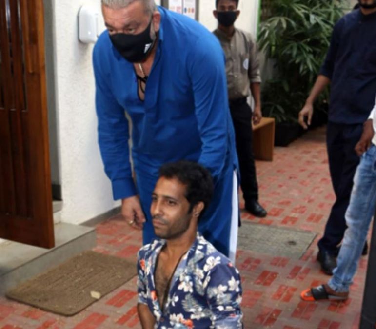 Sanju Baba clicks photos with short-heighted fan