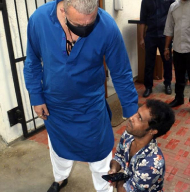 Sanju Baba clicks photos with short-heighted fan