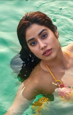 Jahnvi Kapoor shares pictures as she returns from vacation