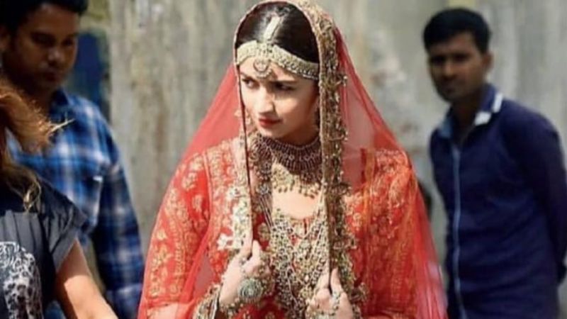 आलिया भट्ट ने की चुपके से शादी! दुल्हन के लिबास में बेहद खूबसूरत आई नजर