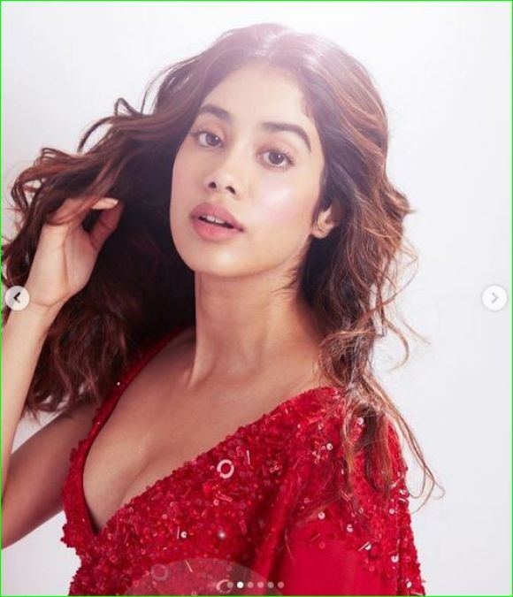Janhvi Kapoor looked hot in red saree, shared new photos