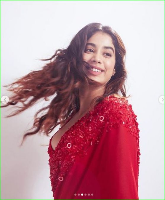 Janhvi Kapoor looked hot in red saree, shared new photos