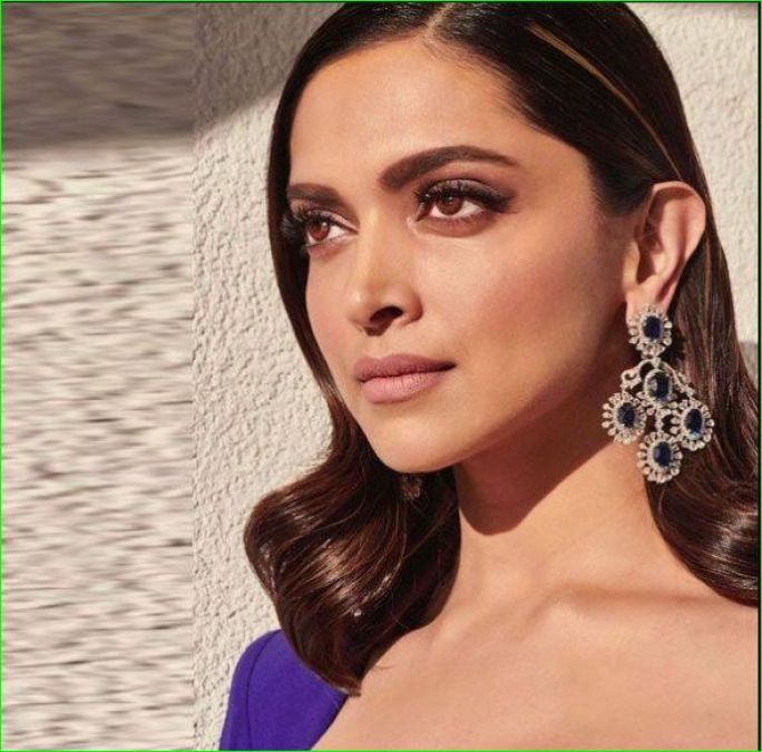 Deepika Padukone looks attractive in stylish gown, See photos
