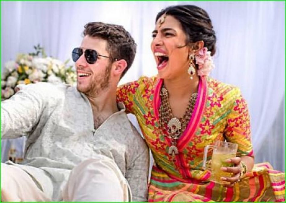On seeing Priyanka in a blue saree, Nick commented- 