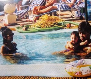 शाहरुख की पत्नी संग स्वीमिंग पूल में क्या गुल खिला रहे करण