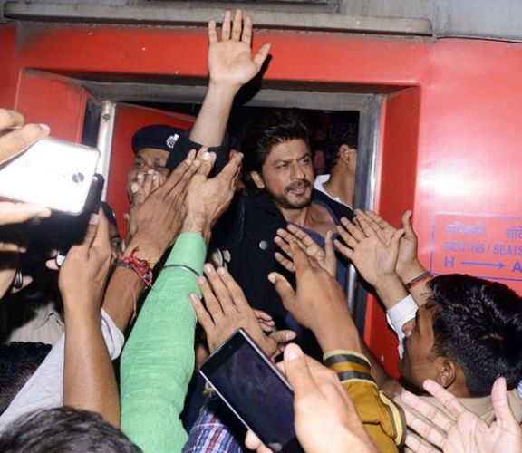 बांद्रा से ट्रेन में सवार हुए शाहरुख खान, दिल्‍ली तक के सफर में करेंगे 'रईस' का प्रमोशन....Watch Pics