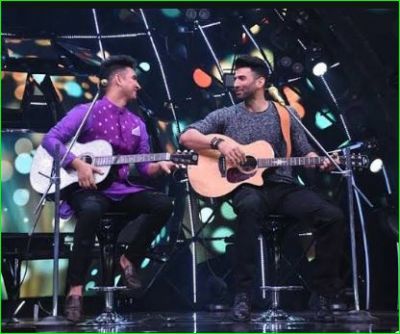 Aditya Roy Kapoor sings on the set of Indian Idol, Disha got a proposal