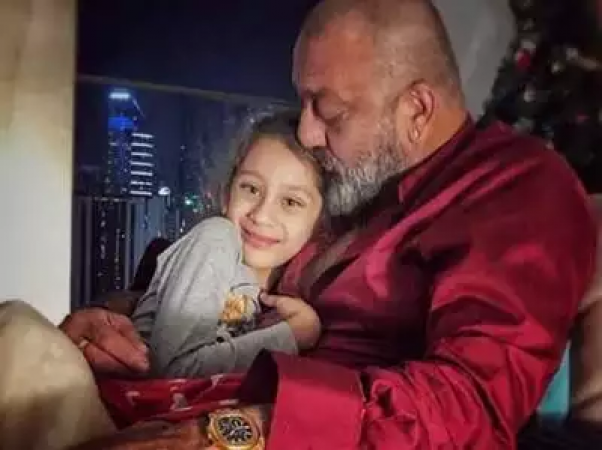 अपनी बेटी के साथ संजय दत्त ने शेयर की बेहद खूबसूरत तस्वीर
