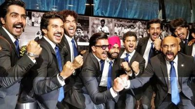 रणवीर सिंह ने फिल्म '83' से शेयर की खास तस्वीर, एक साथ नजर आई पूरी टीम