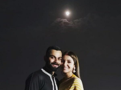 चांदनी रात में पत्नी अनुष्का के साथ रोमांटिक पल बिता रहे हैं विराट कोहली