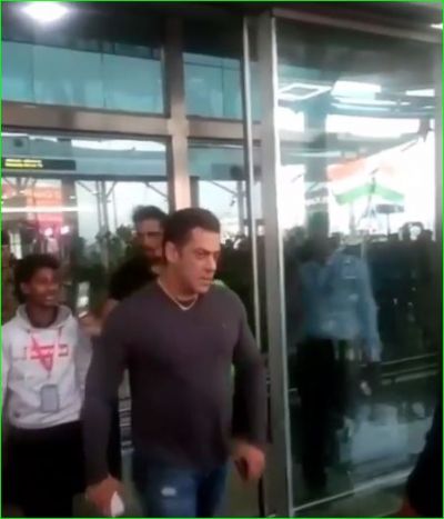 Video: Salman Khan snatched mobile of fan taking selfie, collides with woman and then...