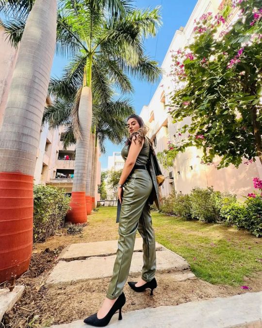 Akshara Singh looking beautyful in olive green crop top and matching pants