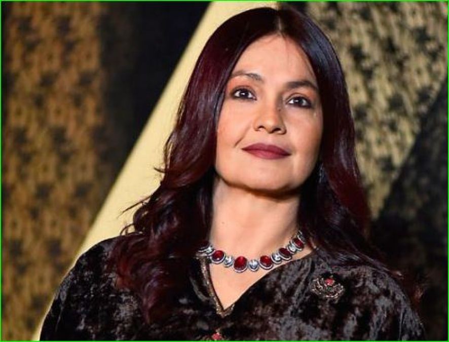 Pooja Bhatt gets angry after father Mahesh Bhatt's chat with Rhea goes viral