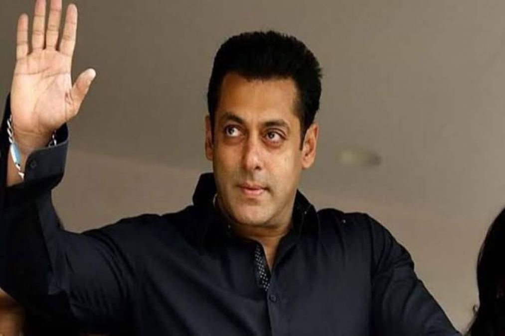 Salman in trouble for snatching mobile from fan, entry may be banned in Goa