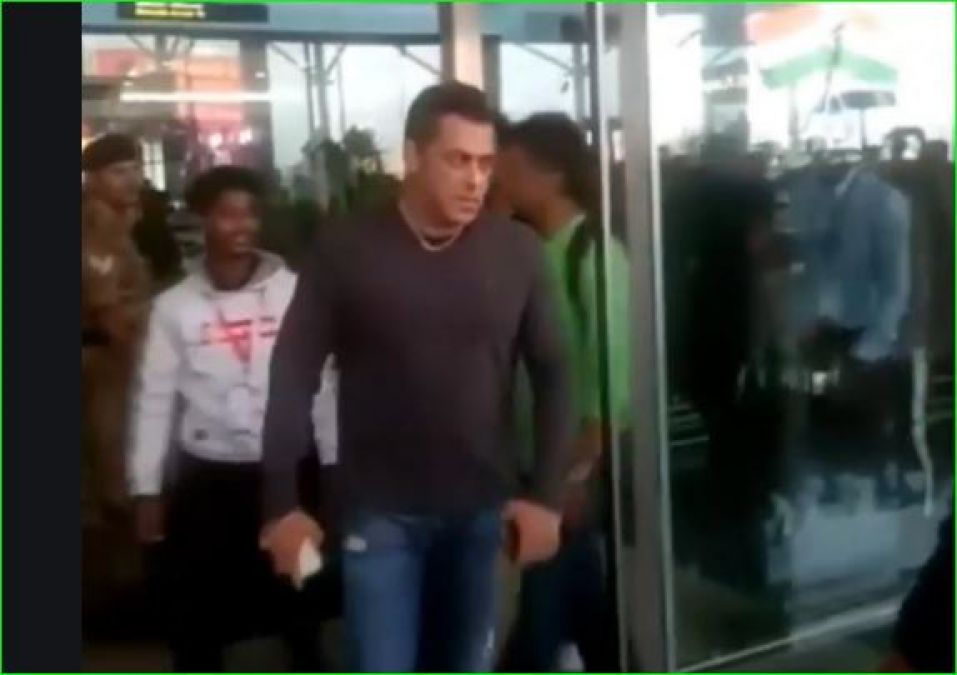 People furious at Salman for snatching Fan's mobile, says, 'This is his real face...'