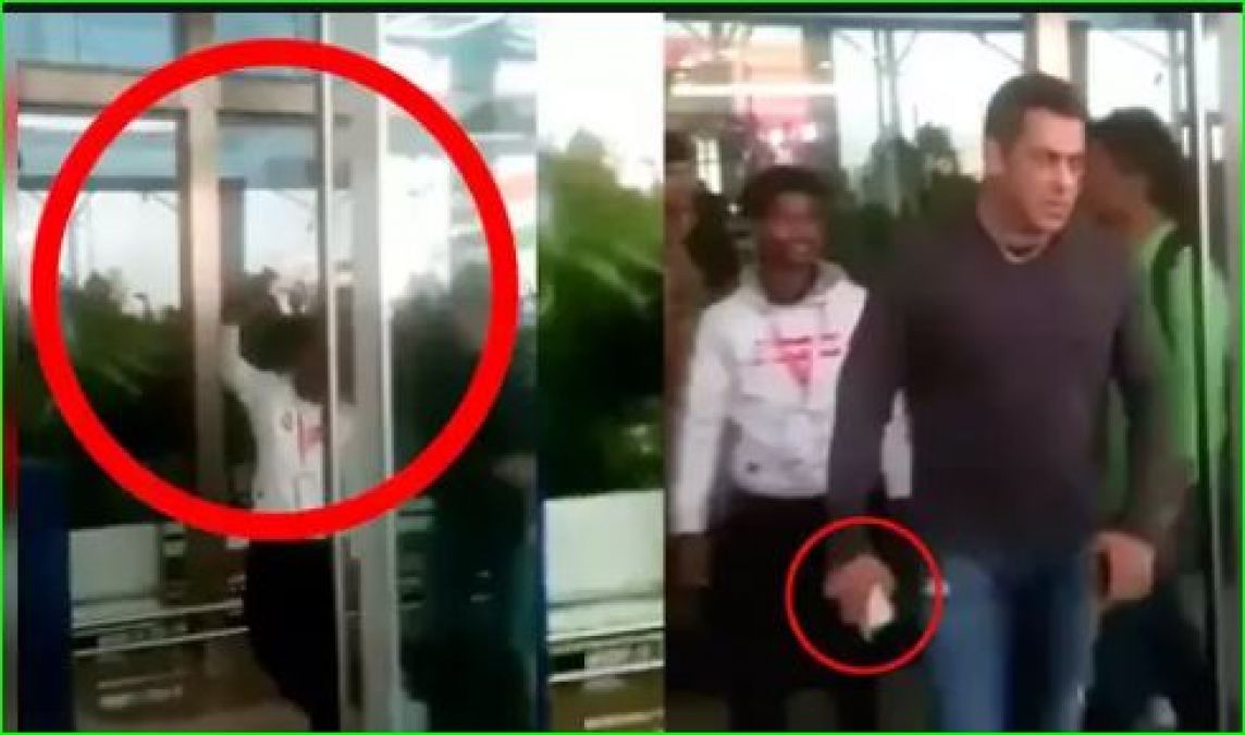 People furious at Salman for snatching Fan's mobile, says, 'This is his real face...'