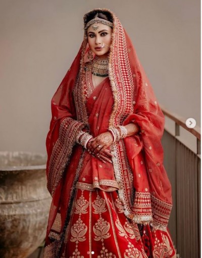59,500 rupees in the Mehandi Ceremony, Mouni Roy wore such an expensive lehenga at the wedding