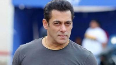 Salman in trouble for snatching mobile from fan, entry may be banned in Goa
