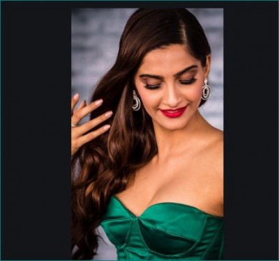 Do you know? Sonam Kapoor is the only actress in Bollywood who had appeared in Coldplay's music video