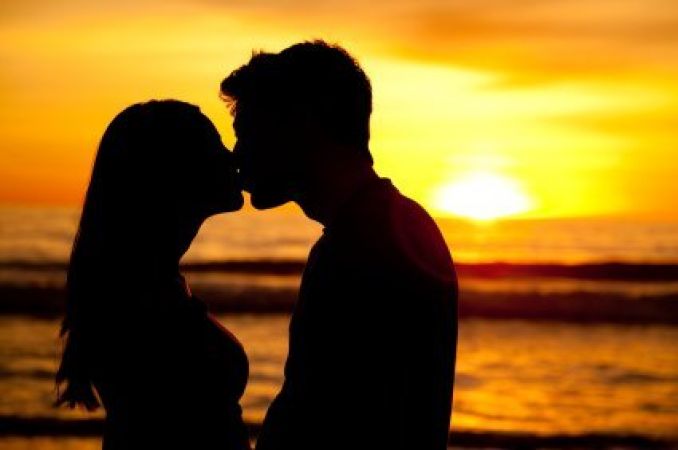 INTERNATIONAL KISSING DAY : आज से 89 साल पहले बी टाउन में हुआ था पहला चुंबन