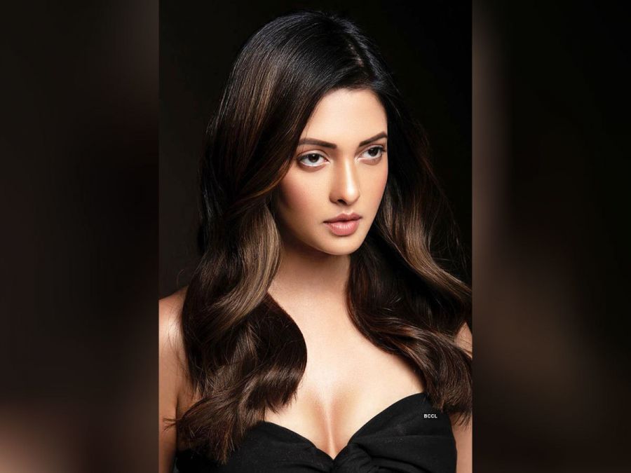 These Sexy Photos Of Riya Sen are trending!