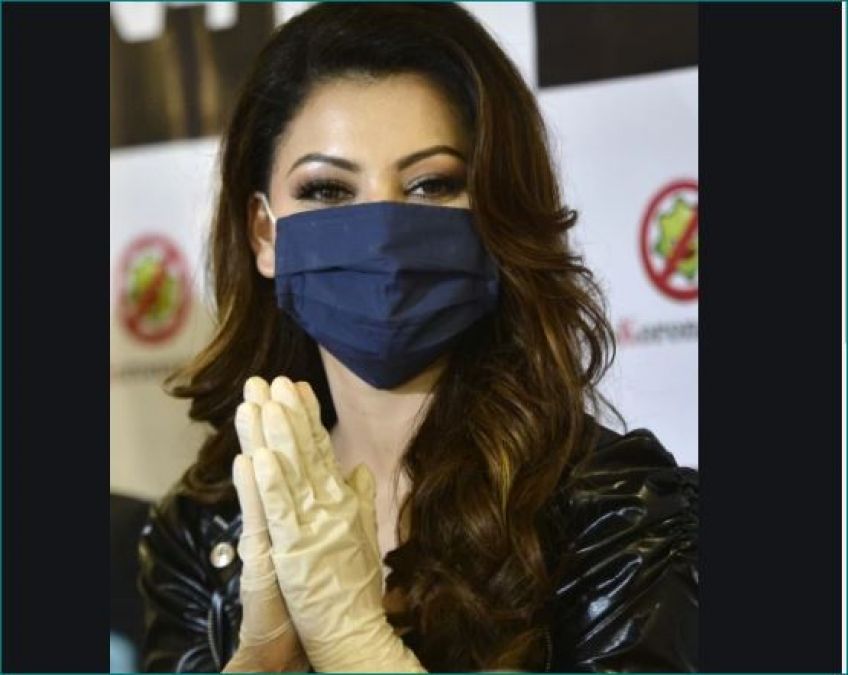 Urvashi Rautela advised fans to wear masks