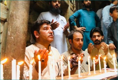 दिलीप कुमार के निधन पर पाकिस्तान में पुश्तैनी घर के बाहर अदा की गई नमाज