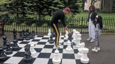 Akshay Kumar, Twinkle Bid-Players to Play Chess with Wife-Children