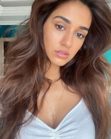 Disha Patani's new picture sets the internet on fire, sand look