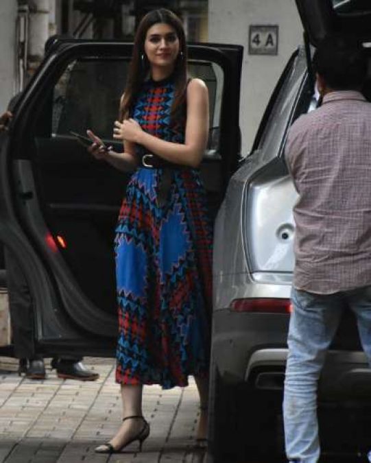 Look at Kriti's special look from the car; see here!