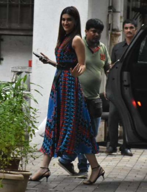 Look at Kriti's special look from the car; see here!