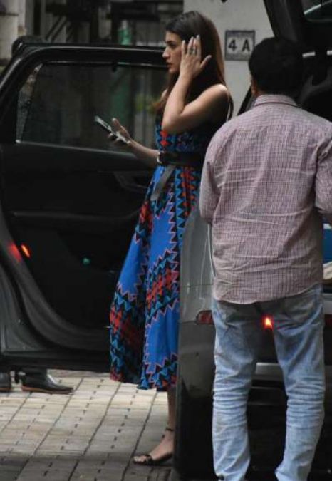 Look at Kriti's special look from the car; see here!