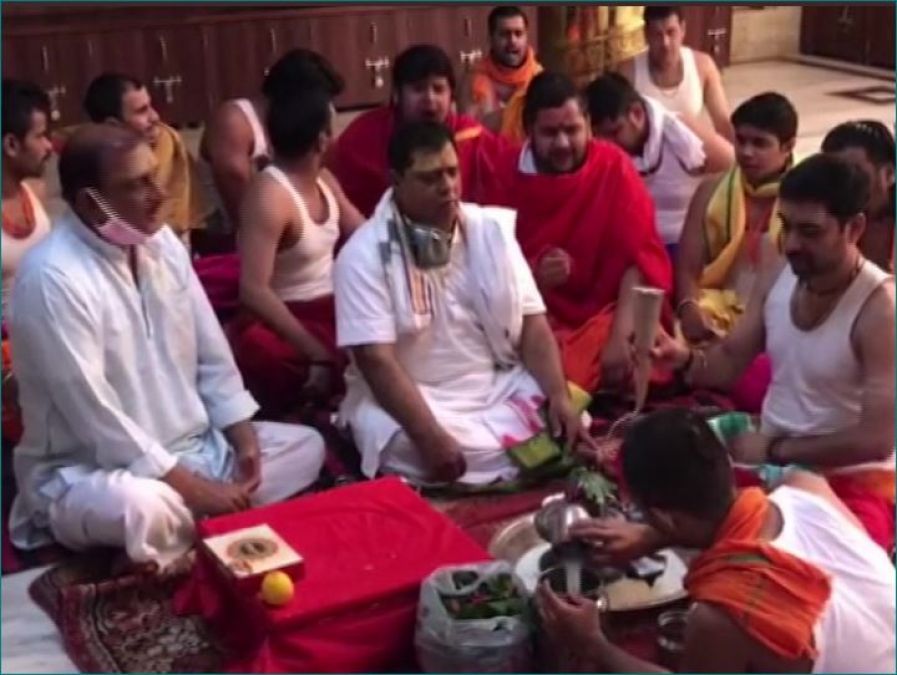 Yagna held for well-being and speedy recovery of Bachchan's family