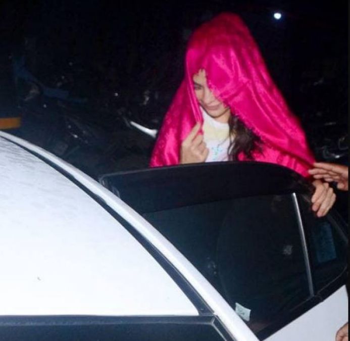 Jacqueline hid her face from pink coloured clothes as soon as she saw the camera, see photos!