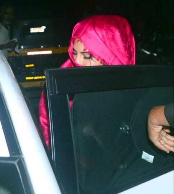 Jacqueline hid her face from pink coloured clothes as soon as she saw the camera, see photos!