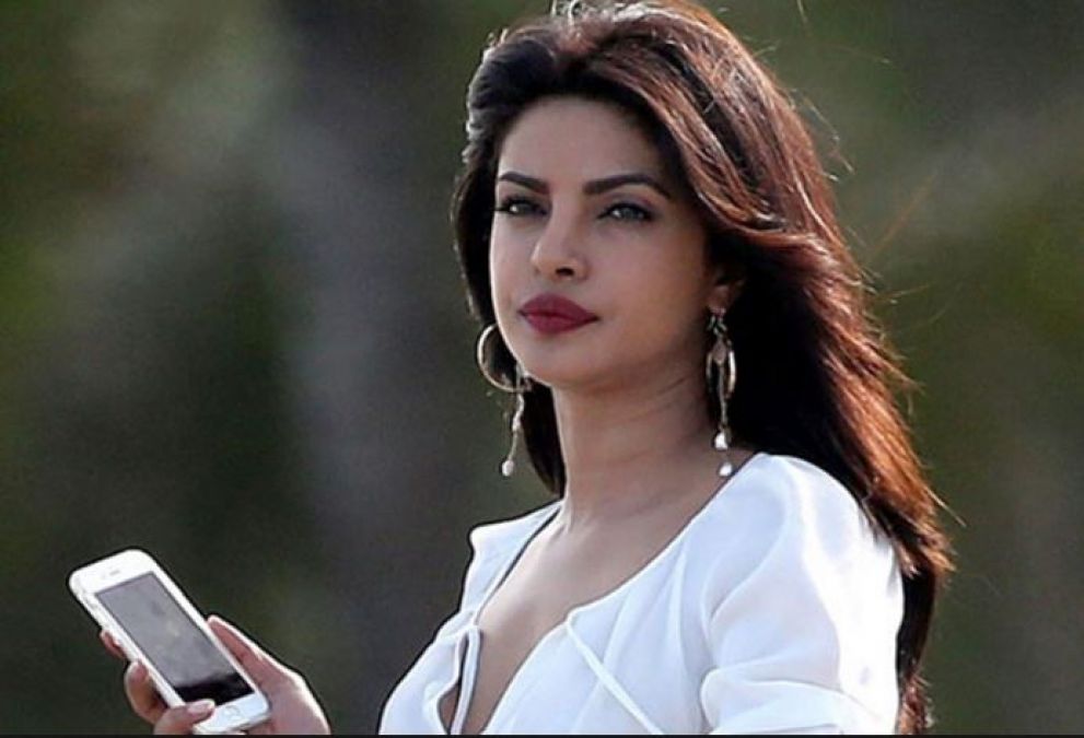 Priyanka was seen smoking a cigarette with her husband and mother, the user said this!