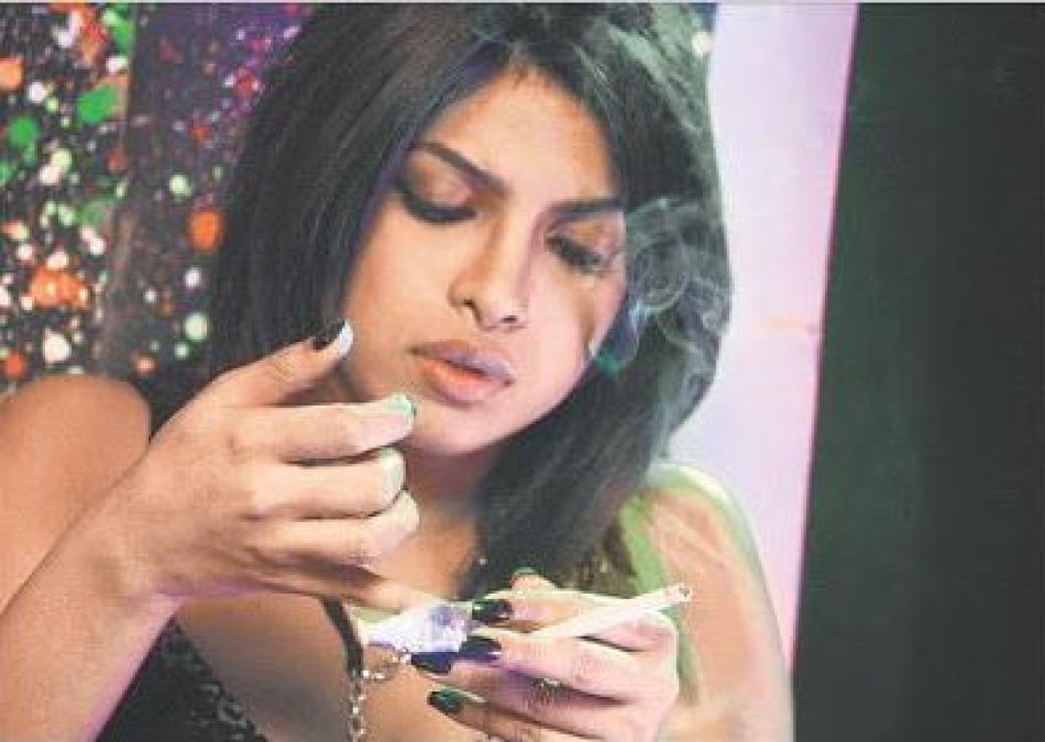 Priyanka was seen smoking a cigarette with her husband and mother, the user said this!