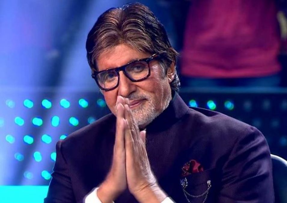 Amitabh Bachchan thanks fans with folded hands