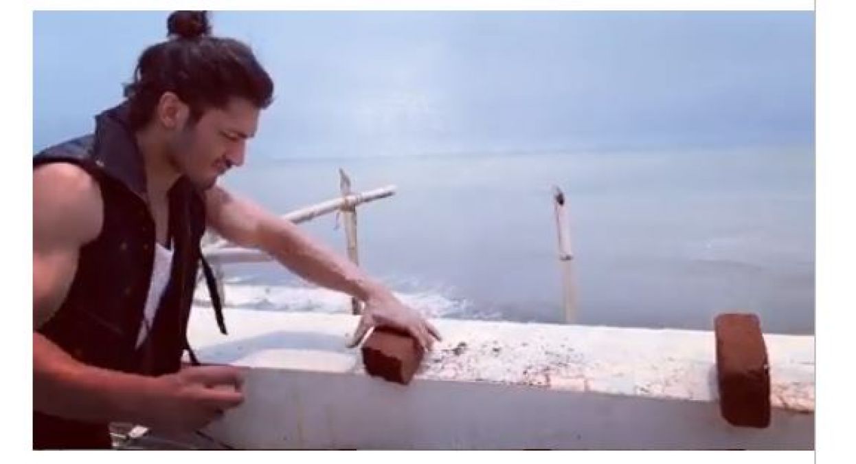 VIDEO: No one like Vidyut, broke two pieces of brick by hand!