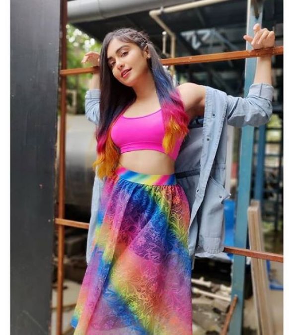 अपने बालों के कलर की मैचिंग ड्रेस पहने बेहद सेक्सी नजर आईं अदा शर्मा