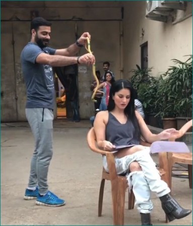 Video: Watch Sunny Leone's reaction when a man throws snake on her