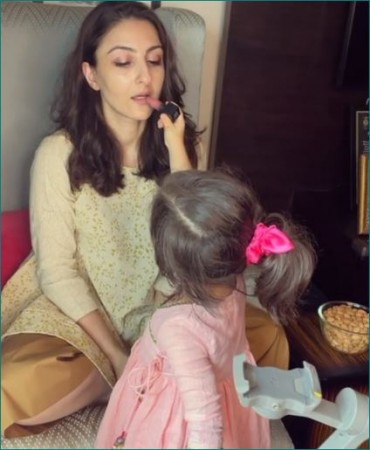 Inaaya Kemmu becomes makeup assistant for Mom Soha, actress shared video