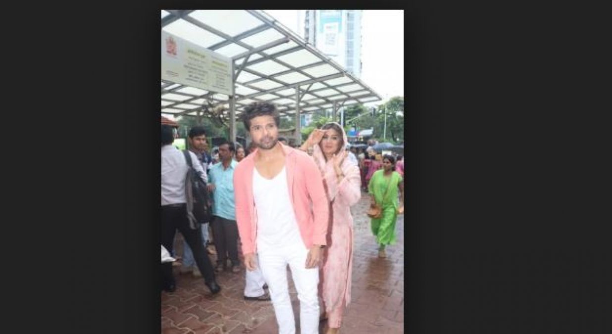 On the event of birthday, Himesh Reshammiya arrives at Siddhivinayak temple with wife