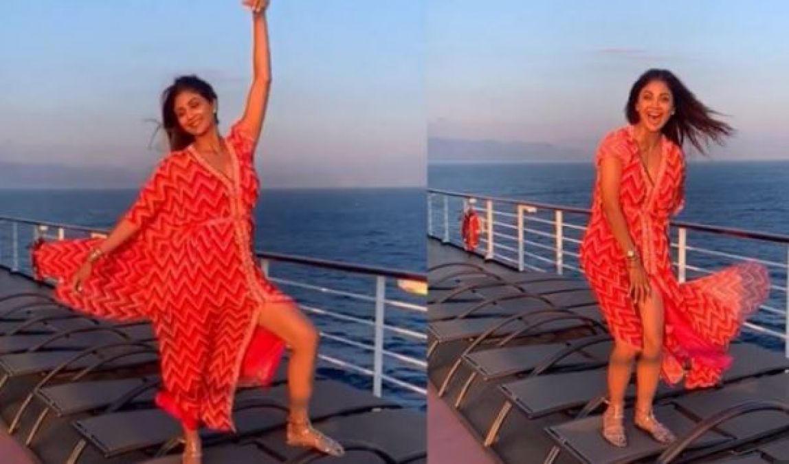 OOPS! Standing on the cruise, Shilpa Shetty couldn't control her dress and then...