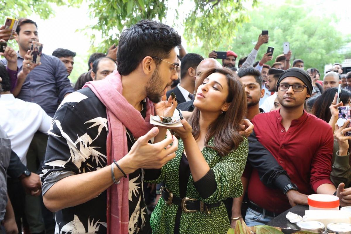 'Jabariya Jodi' enjoys fire Paan in the streets of Delhi, Photos Went Viral