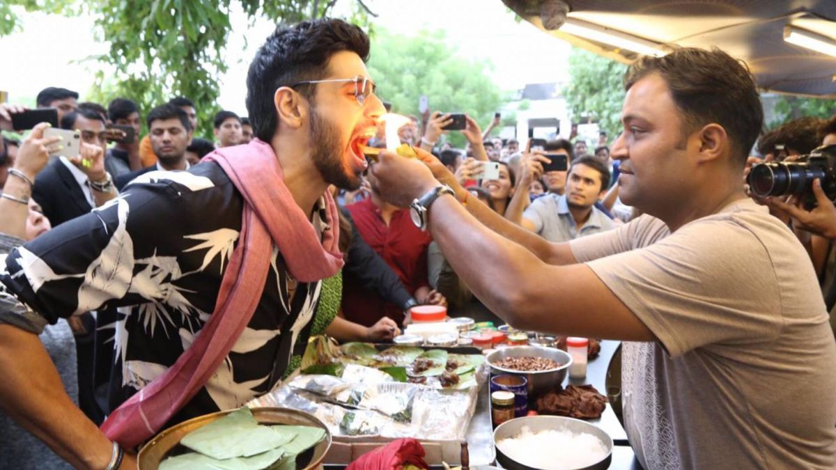 'Jabariya Jodi' enjoys fire Paan in the streets of Delhi, Photos Went Viral