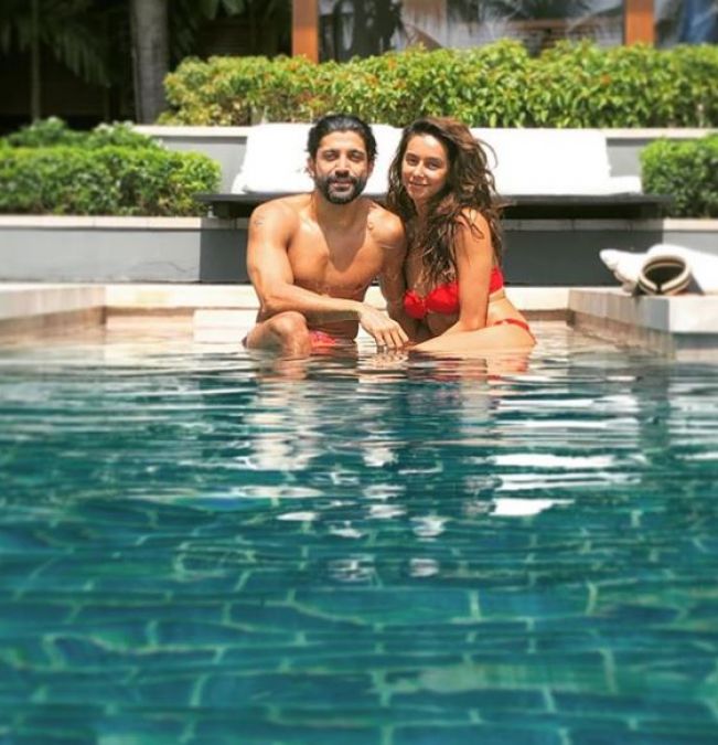 Farhan Akhtar once again enjoys in swimming pool with his girlfriend!
