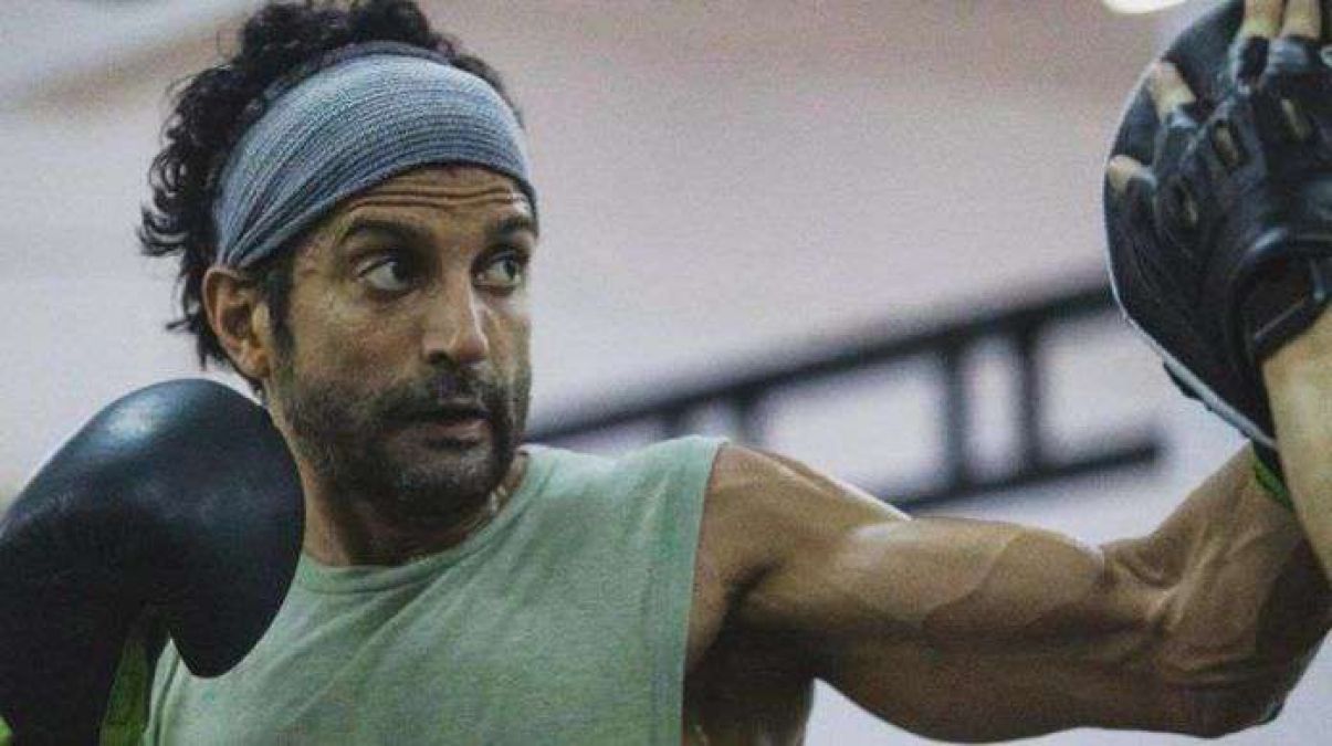 Farhan shared a powerful workout video for the set of 'Toofan'!